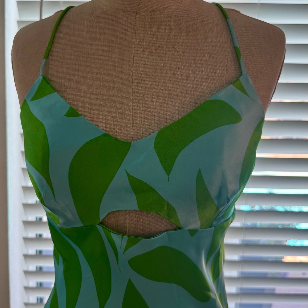 HOUSE OF HARLOW Turquoise blue & gren Leaf Print Dress. Front cut out.